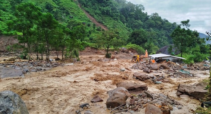   कोशीमा बाढी पहिरोको वितण्डाः कहाँ कहाँ के के भयो ?