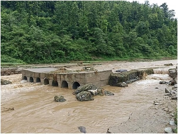 पुलमा बाढीले क्षति पुर्याएपछि गोरखा–आरुघाट सडक अवरुद्ध