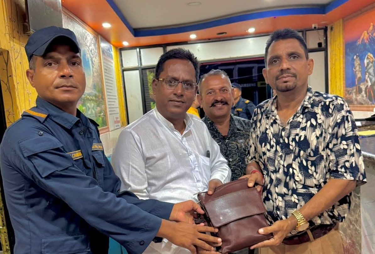   होटलमा बिर्सिएको १ लाख ६ हजार नगदसहितको झोला फिर्ता