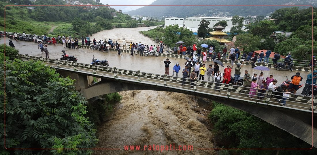 चोभारमा बागमतीको बहाव हेर्न मानिसको भीड, तस्बिरहरू