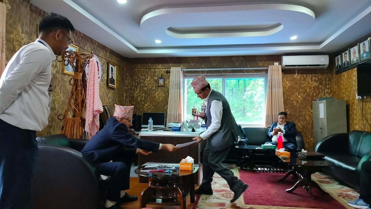 मुख्यमन्त्रीले भेट नदिएपछि एमाले बागमतीका मन्त्रीहरु कार्यालयमा राजीनामा दर्ता गराएर हिँडे