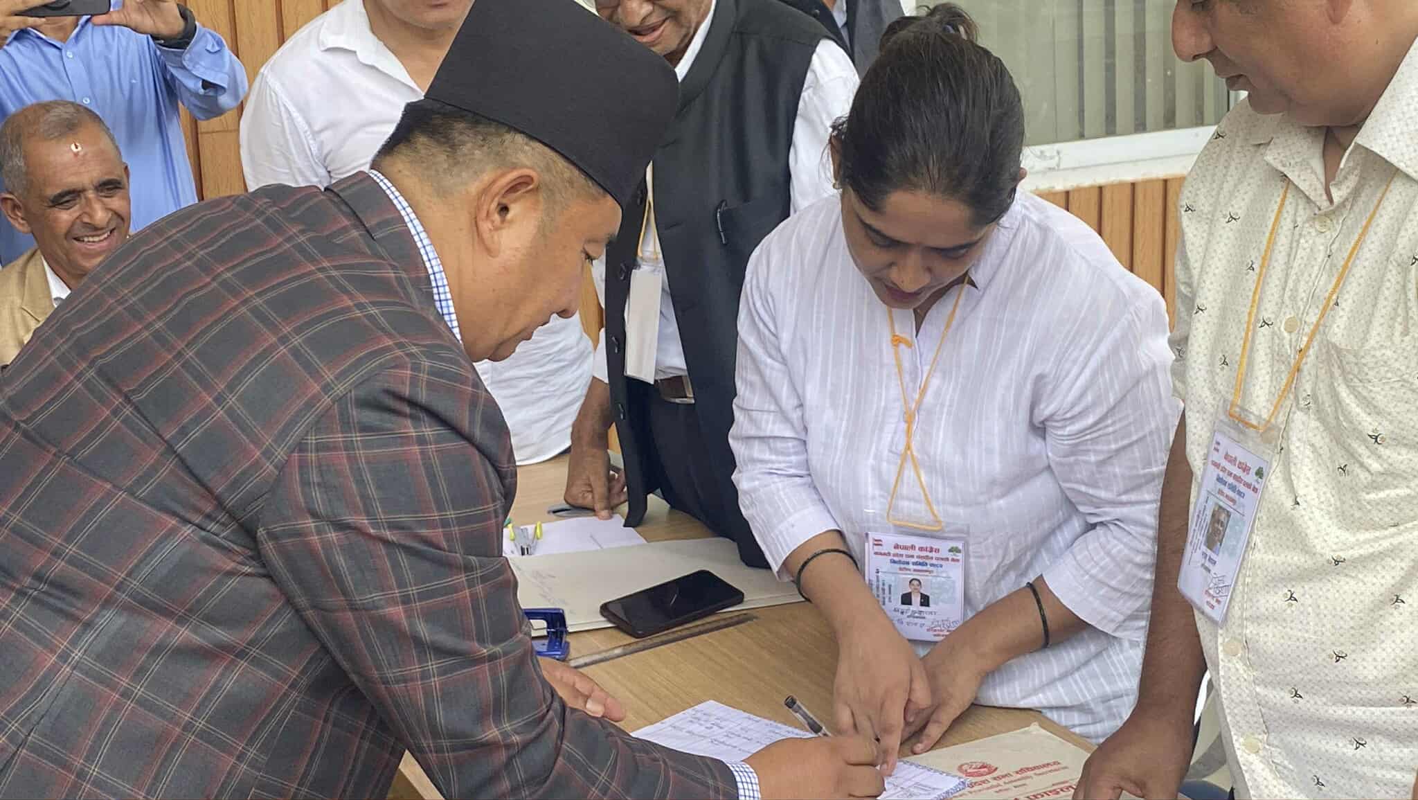   बागमती कांग्रेस संसदीय दलको नेतामा लामाले पनि गराए उम्मेदवारी दर्ता