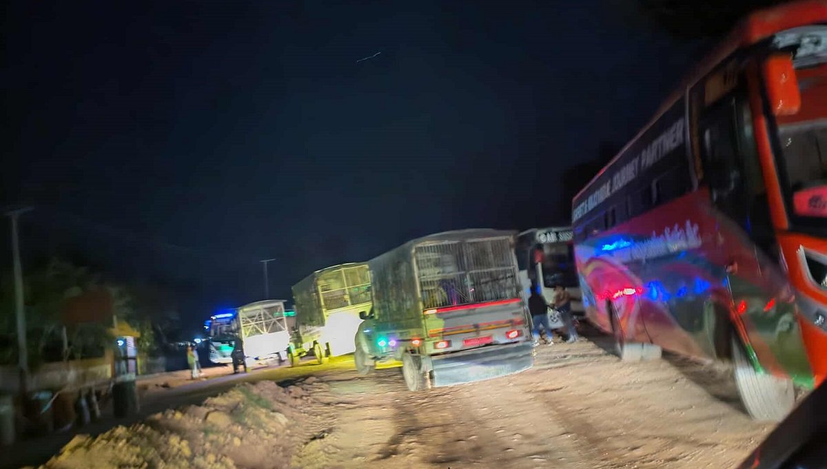 गिरुवारी खोलामा पुल भाँचिदा रोकिएका सवारी वैकल्पिक बाटोबाट सञ्चालन