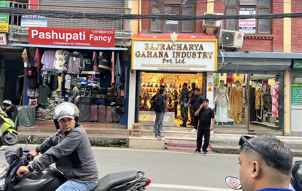   कोटेश्वरको बज्राचार्य गहना उद्योगमा राजस्वको छापा