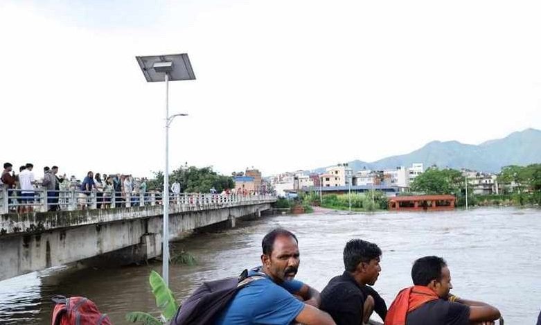 काठमाडौँको बल्खु पुलमुनि अड्किएको अवस्थामा पुरुषको शव फेला