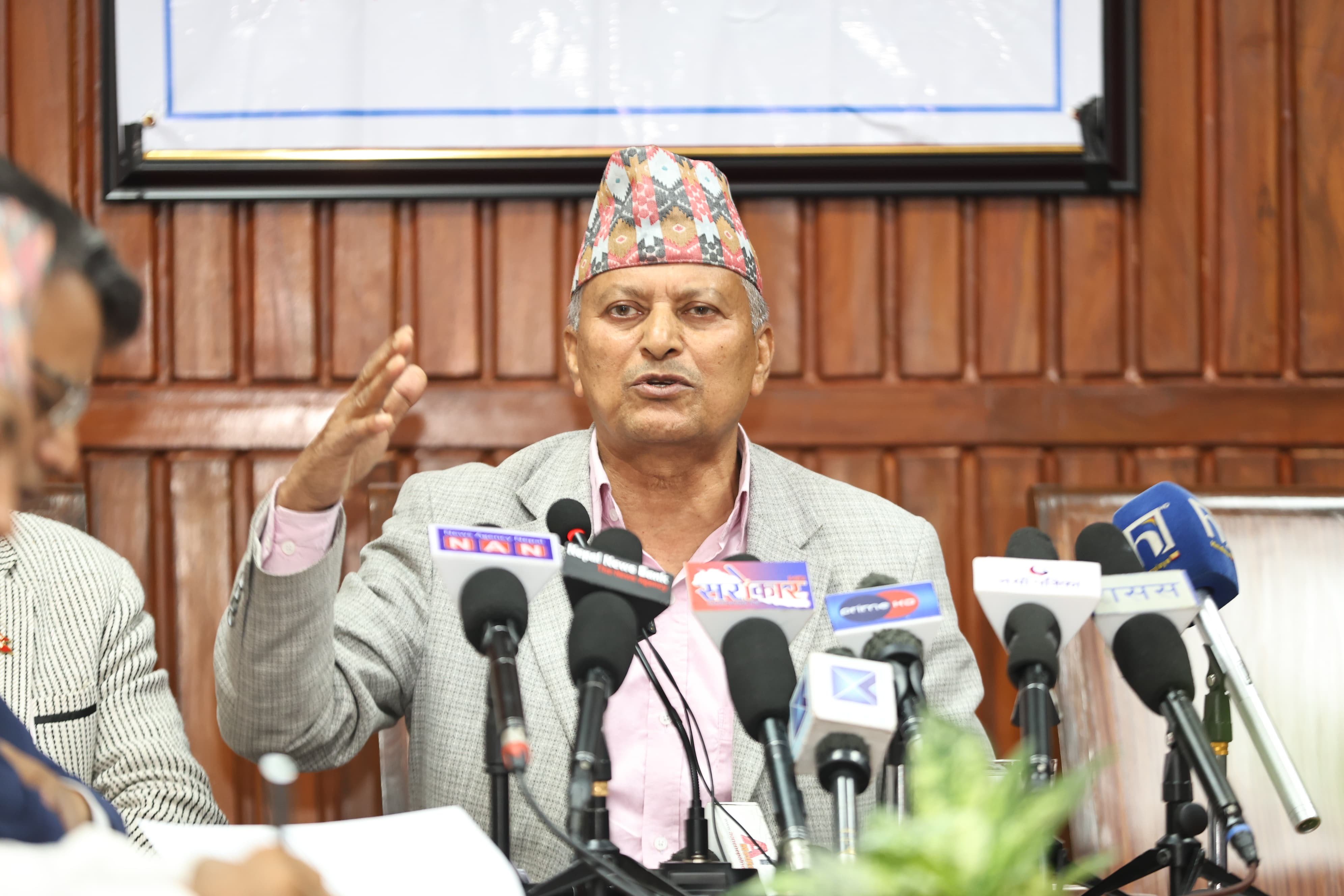   केही महिनाभित्रै लाखौँले लालपूर्जा पाउने गरी काम भइरहेको छ : मन्त्री अधिकारी