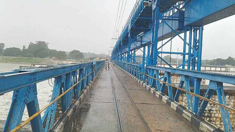   महाकालीमा पानीको बहाब बढेपछि शारदा ब्यारेजमा चारपाङ्ग्रे सवारीसाधन बन्द
