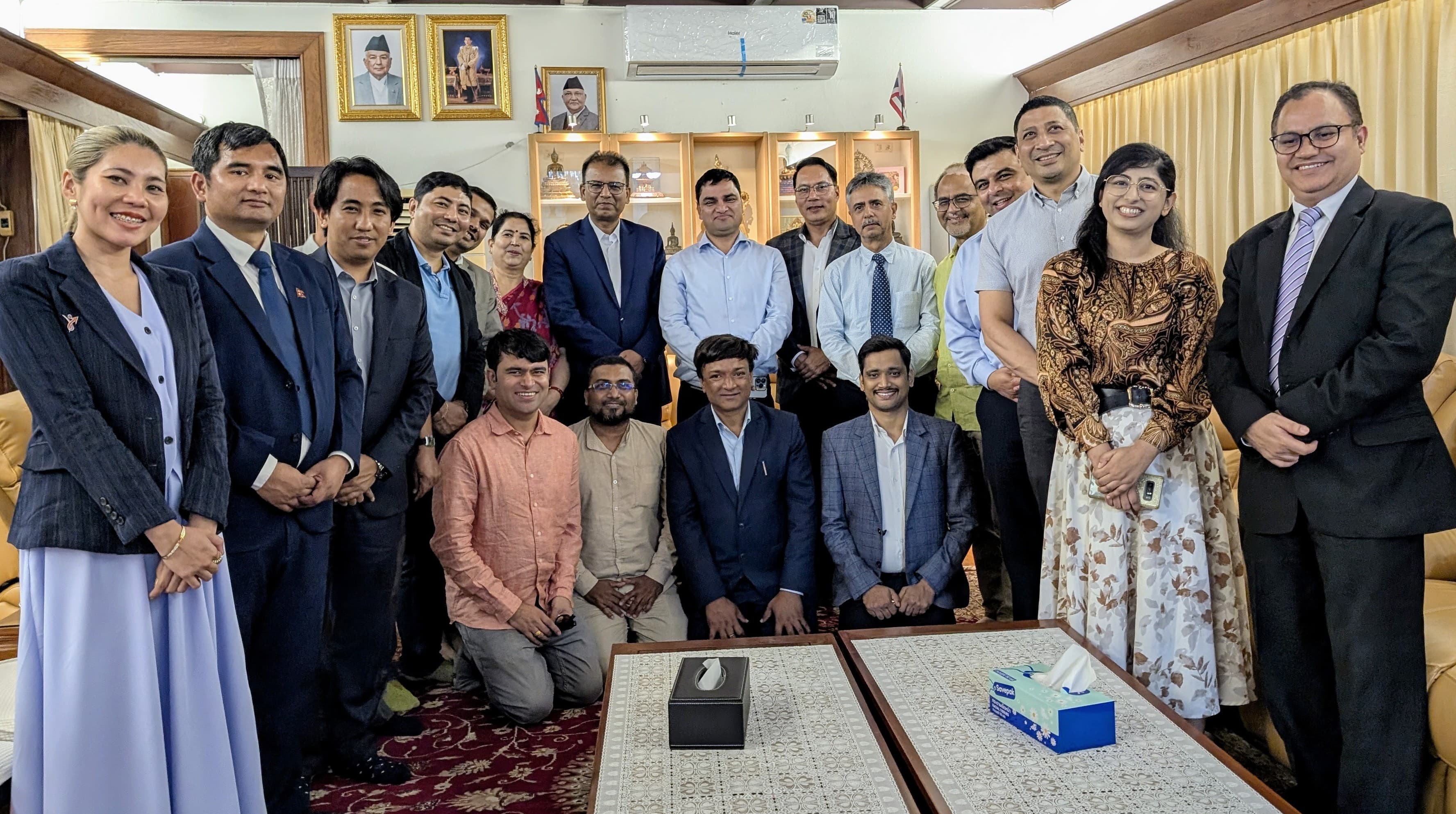   थाइल्याण्डका स्वास्थ्यकर्मी नेपालीसँग स्वास्थ्य मन्त्री पौडेलद्वारा सुझाव सङ्कलन