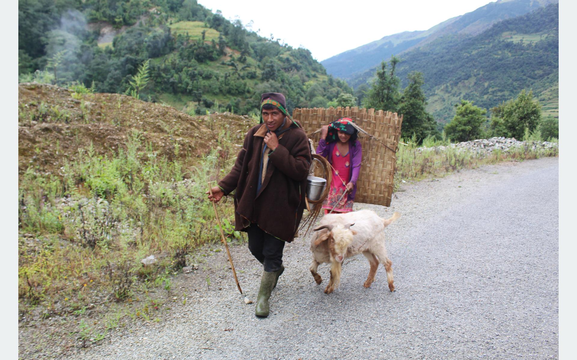 बागलुङको लेकमा उत्पादित कपडा विदेश निर्यात