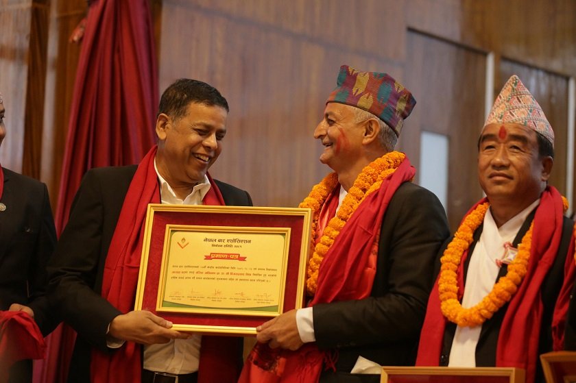 बार एशोसिएशनको नवनिर्वाचित कार्यसमितिलाई जिम्मेवारी हस्तान्तरण