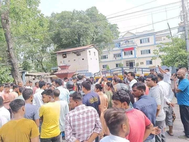 क्याम्पस प्रमुख हत्या प्रकरण : दोषीलाई कारबाही माग गर्दै प्रहरी कार्यालय अगाडि शव राखेर प्रदर्शन