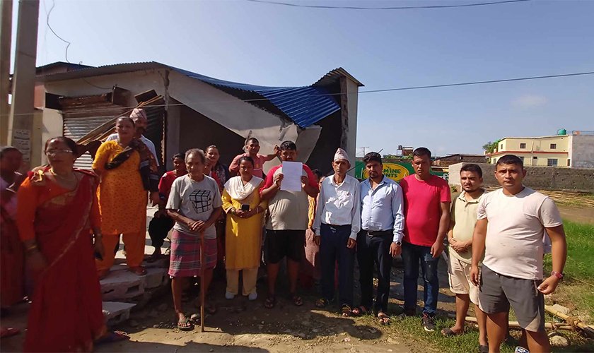 घर भत्काइदिएका वाग्लेलाई कारबाही नगरेको भन्दै विरोध