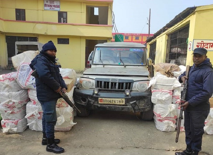 भारततर्फ लाँदै गरेको मदिरासहित बोलेरो बरामद