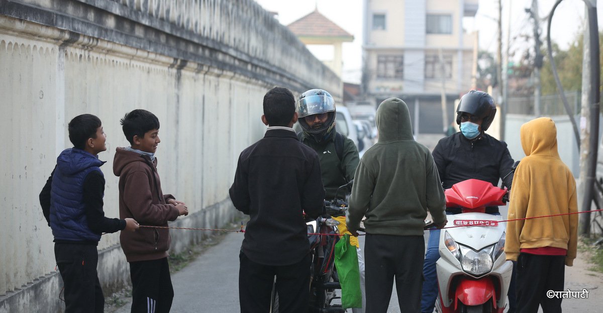   महाशिवरात्रिमा दानको आसमा बाटो छेक्दै बालबालिका (तस्बिरहरू)