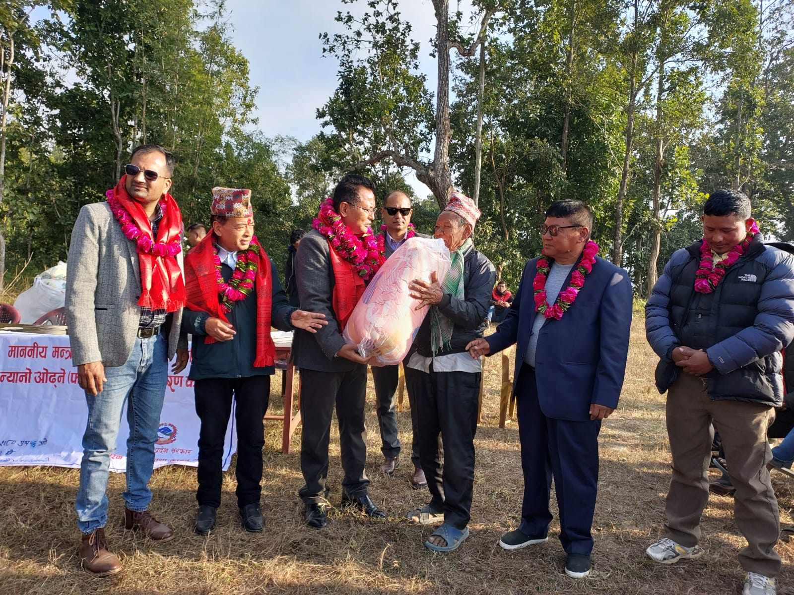 ४८ घरधुरी पहरीलाई न्यानो सिरक लिएर सिन्धुली पुगे मन्त्री