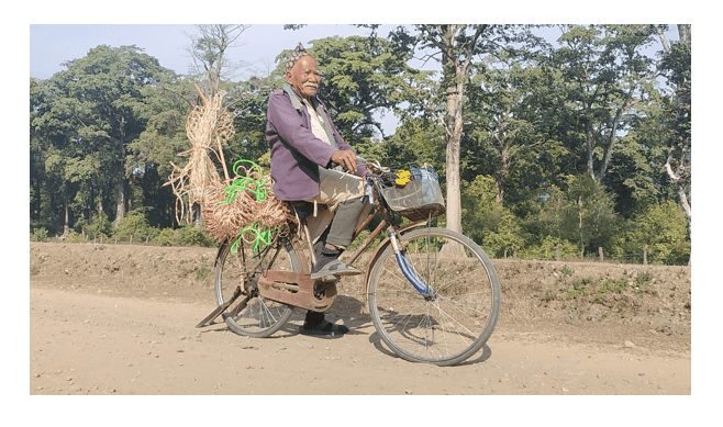 ८४ वर्षमा पनि गाउँबस्ती डुलेर व्यापार