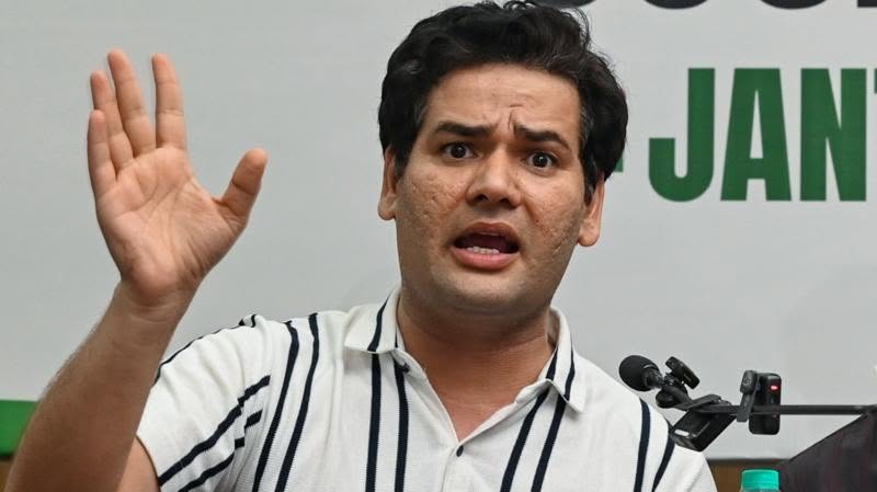 बर्गर खाएको भिडियो सार्वजनिक भएपछि ककरोच जनता पार्टीका प्रवक्ता बर्खास्त