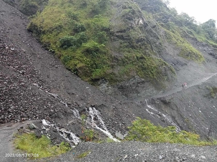 बेनी–दरबाङ सडकको ठाउँ–ठाउँमा पहिरो,  यातायात अवरुद्ध