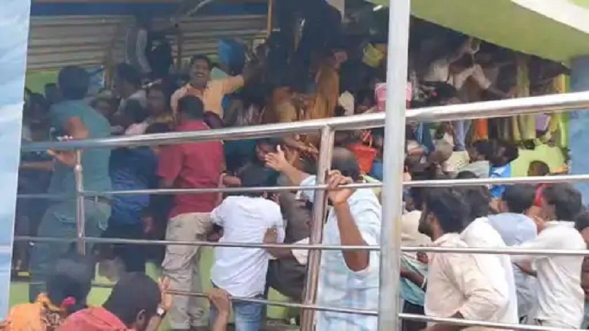   आन्ध्र प्रदेशको वेंकेटेश्वर मन्दिरमा भागदौड, १० जनाको मृत्यु