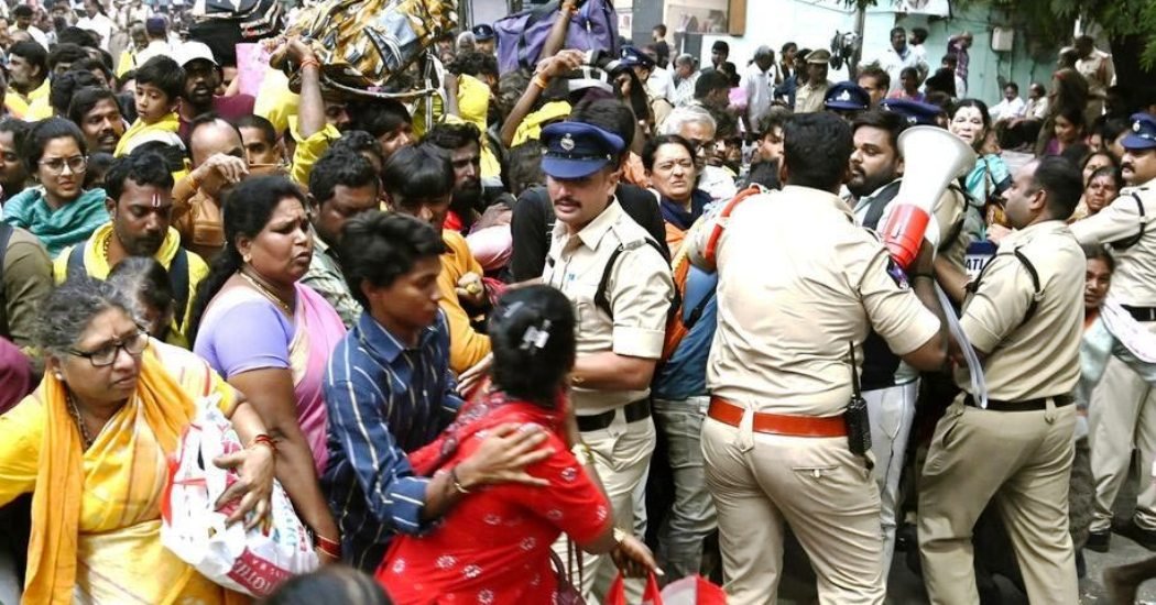   भारतीय मन्दिरमा भागदौड हुँदा तीन जनाको मृत्यु