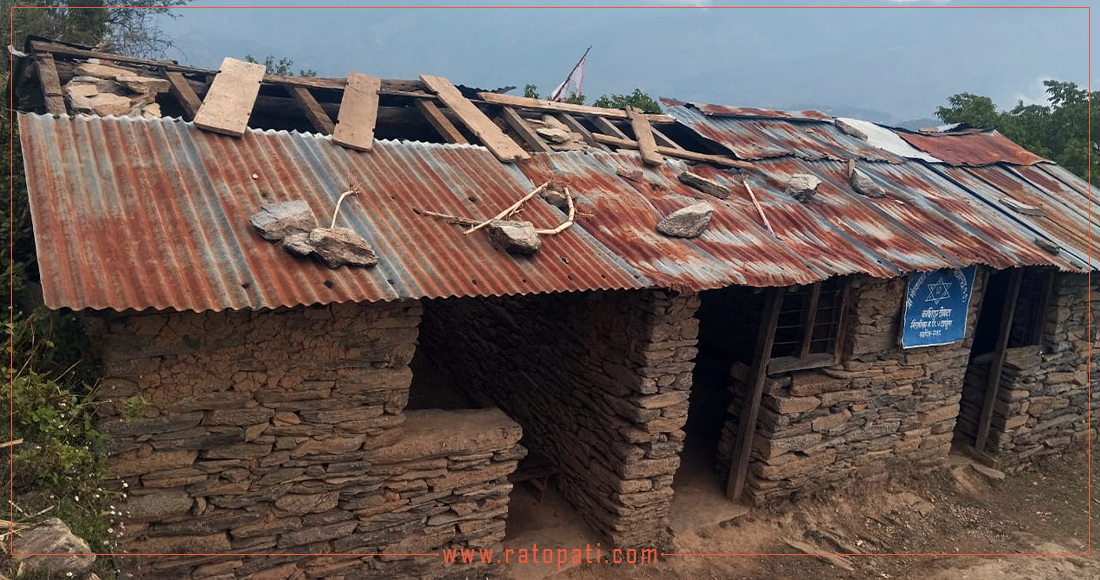   स्थानीयले दिएको जग्गा र श्रमदानबाट बनेको विद्यालय भवनको छाना दुई वर्षदेखि ह्वाङ्ग