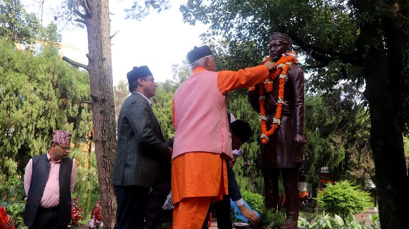 आदिकवि भानुभक्तको सालिकमा माल्यार्पण