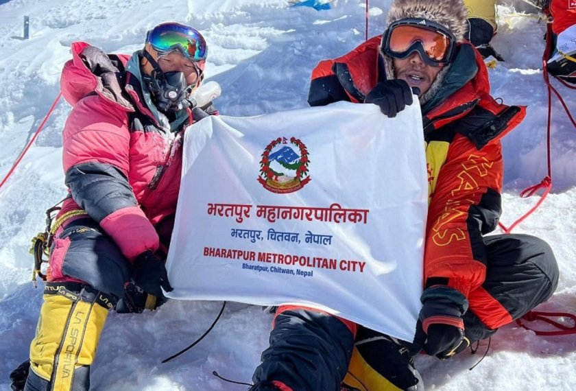 भरतपुर महानगरको झण्डा सगरमाथामा