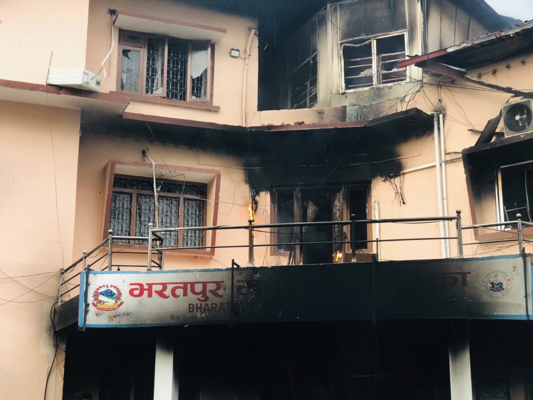   आगजनीपछि चितवनका सरकारी कार्यालय : सक्ने सेवा दिने, नसक्ने सेवाका बारेमा सूचना दिने