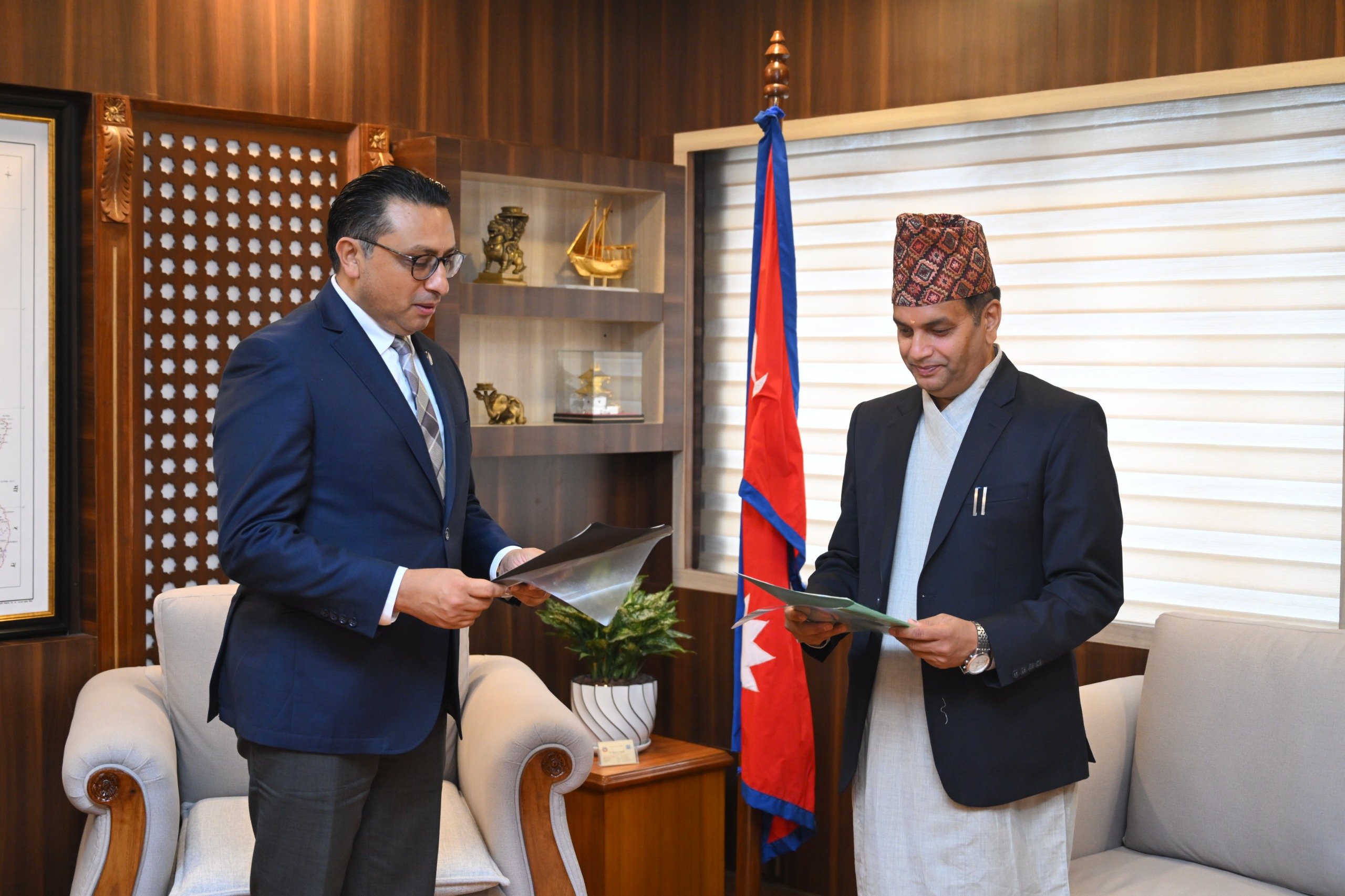 धितोपत्र बोर्डका नवनियुक्त अध्यक्षले लिए शपथ, लगानीकर्ताको हितमा काम गर्न अर्थमन्त्रीको निर्देशन
