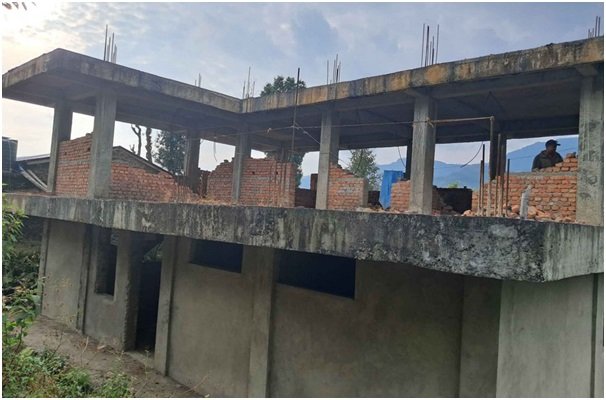ठेकेदारको लापरबाहीले स्वास्थ्यचौकी भवन  अलपत्र