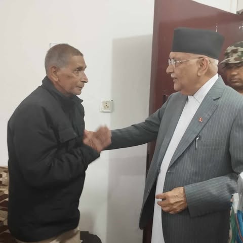 प्रधानमन्त्री ओली र महासचिव बैद्यबिच भैरहवा विमानस्थलमा जम्काभेट