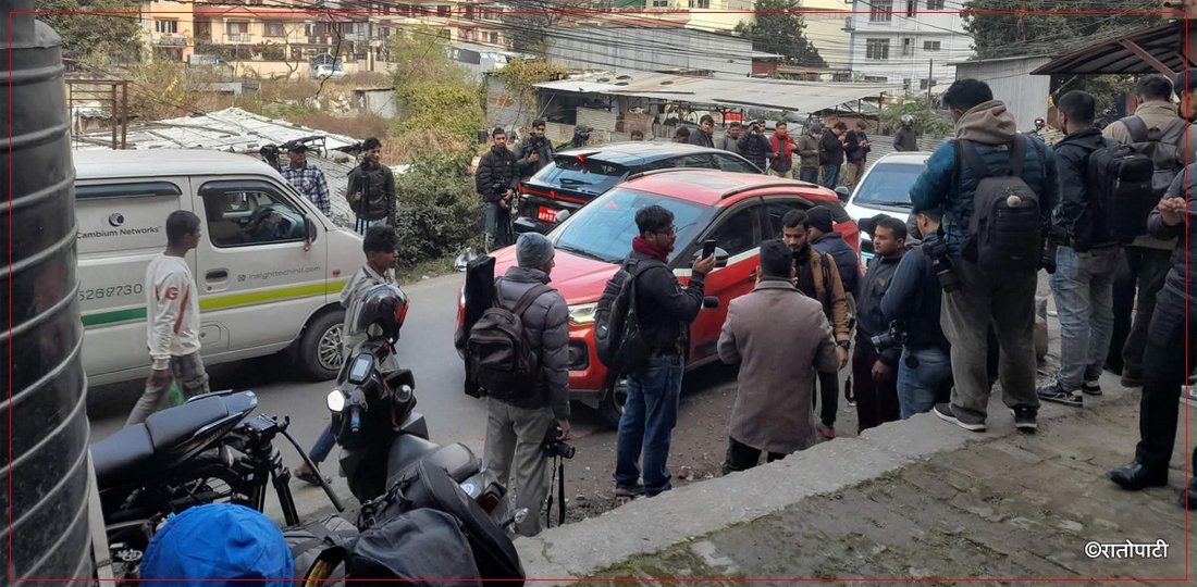   बालेन र रवि भित्र छलफलमा, बाहिर बढ्न थाल्यो भिड (तस्बिरहरू)