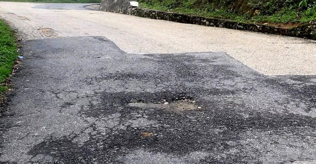   भोजपुर–लेगुवा सडक: भत्किएका ठाउँमा टालिएको कालोपत्र नै उप्कियो