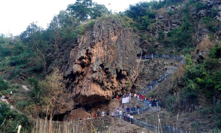   प्रचारप्रसारको अभावले ओझेलमा पर्दै हतुवागढीको ‘महादेव थान’