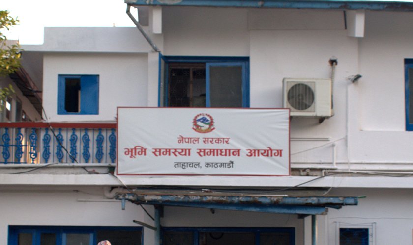   भूमि आयोगका कर्मचारीले भने– ‘१३ लाख आवेदन अलपत्र पारेर भूमि आयोग खारेज नगरियोस्’
