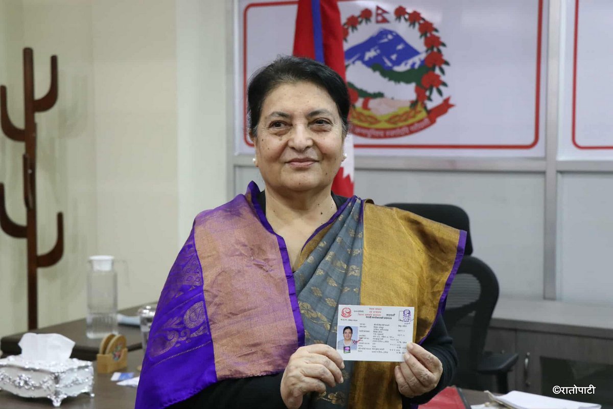   पूर्वराष्ट्रपति भण्डारीले लिइन् नागरिकताको प्रतिलिपि, तस्बिरहरू