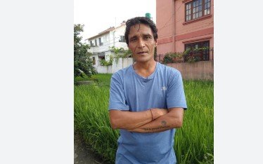   नवलपुरमा बेवारिसे शव व्यवस्थापन गर्दै विनयजङ्ग बस्नेत