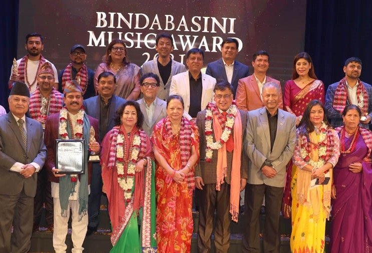 वरिष्ठ गीतकार थापालाई टाइम अचिभमेन्ट अवार्ड प्रदान