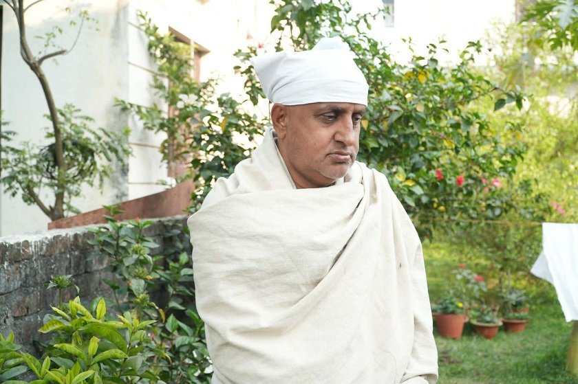   कोराबाटै मत माग्दै एमाले उम्मेदवार विनोद ढकाल