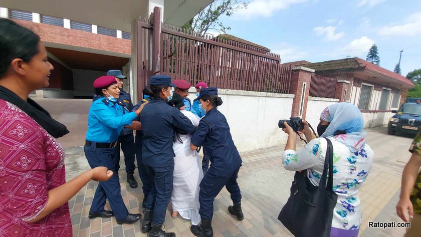 सर्वोच्चको गेटअगाडि प्रदर्शन गर्न खोजेपछि आरती रावल र बिनु यादव पक्राउ