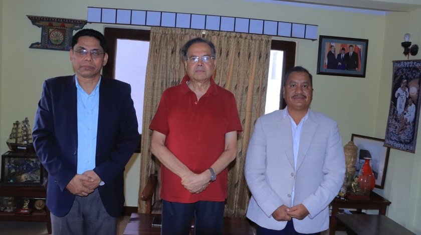   विप्लवले भेटे झलनाथ खनाल