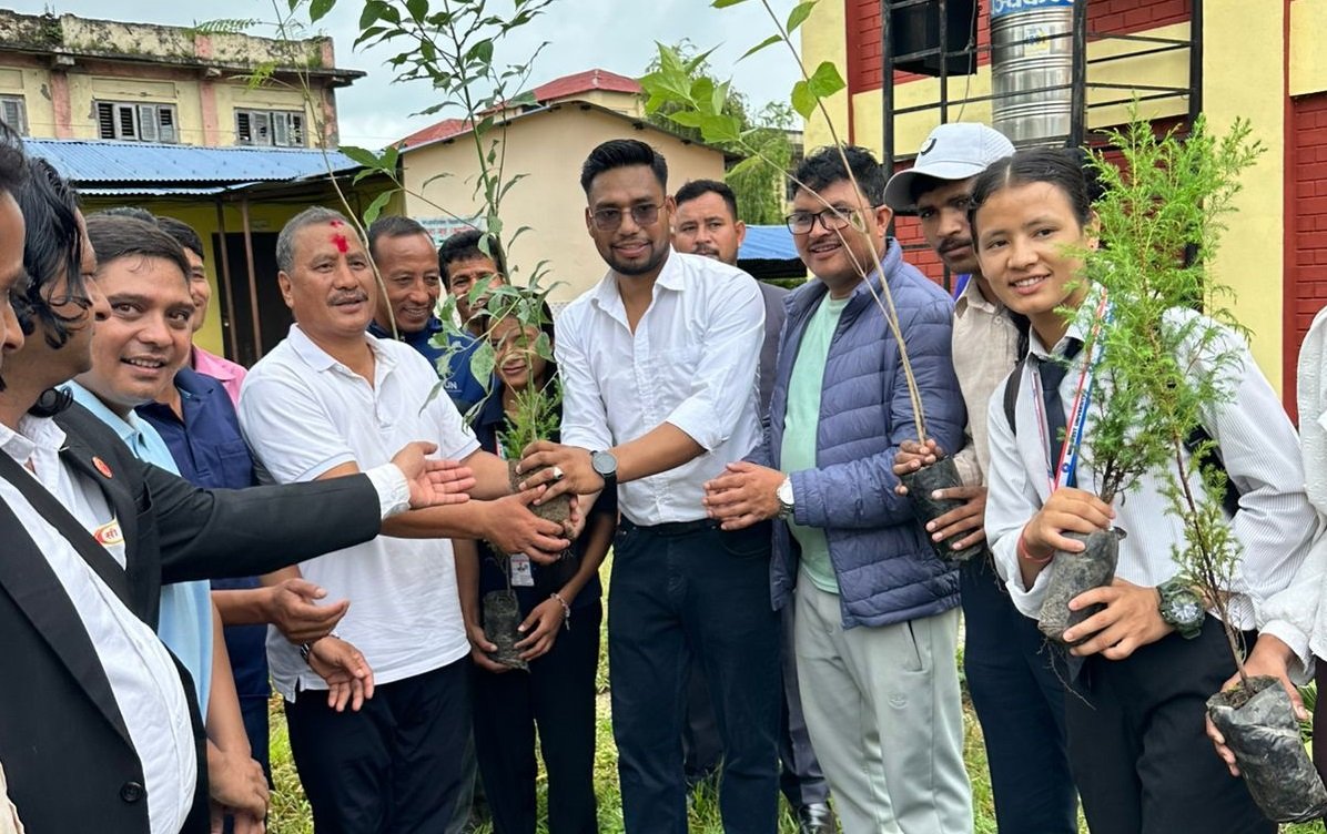   विप्लवद्वारा मध्यपश्चिम विश्वविद्यालय प्राङ्गणमा वृक्षारोपण