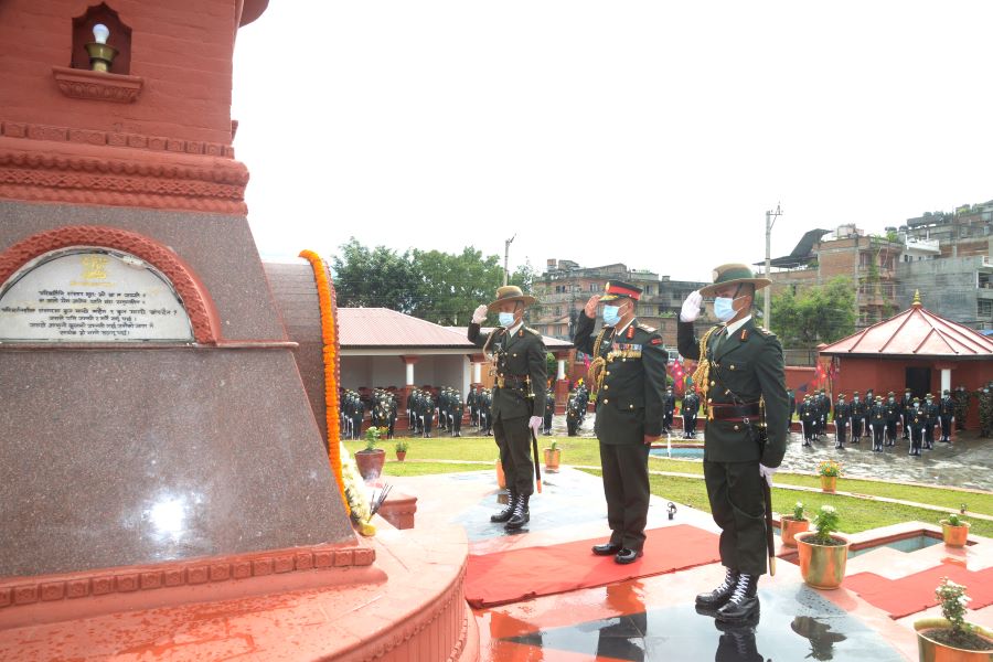 भारतीय सेना पूर्व प्रमुखहरूले छाउनीको वीर स्मारक अवलोकन गर्ने