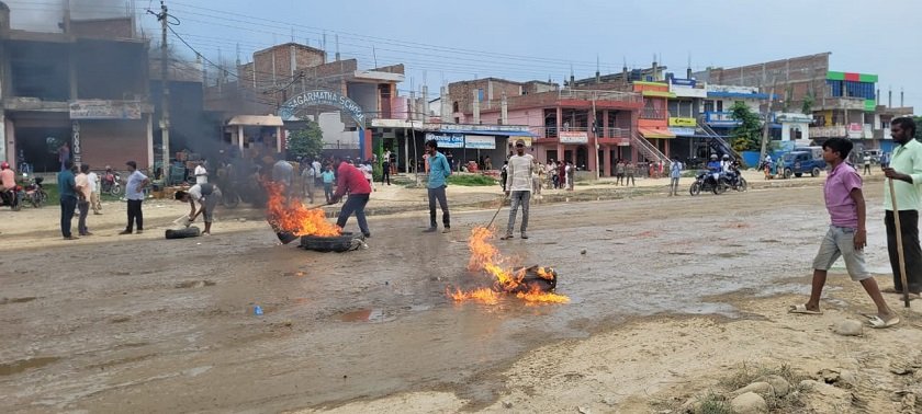 मिर्चैयाका मेयरले गुण्डागर्दी गरेको भन्दै स्थानीयबाट राजमार्ग अवरुद्ध