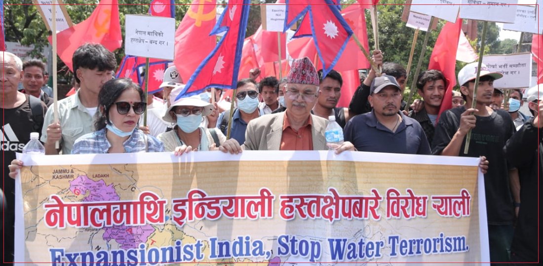 नेपालमाथिको हस्तक्षेप बन्द गर्न माग गर्दै भारतीय दुतावास अगाडि प्रदर्शन (तस्बिरहरू)
