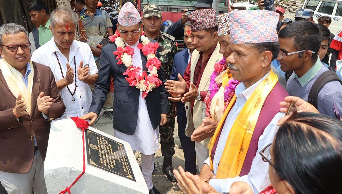   मनमोहन अधिकारीले शिलान्यास गरेको सडक ३१ वर्षपछि कालोपत्रे हुँदै