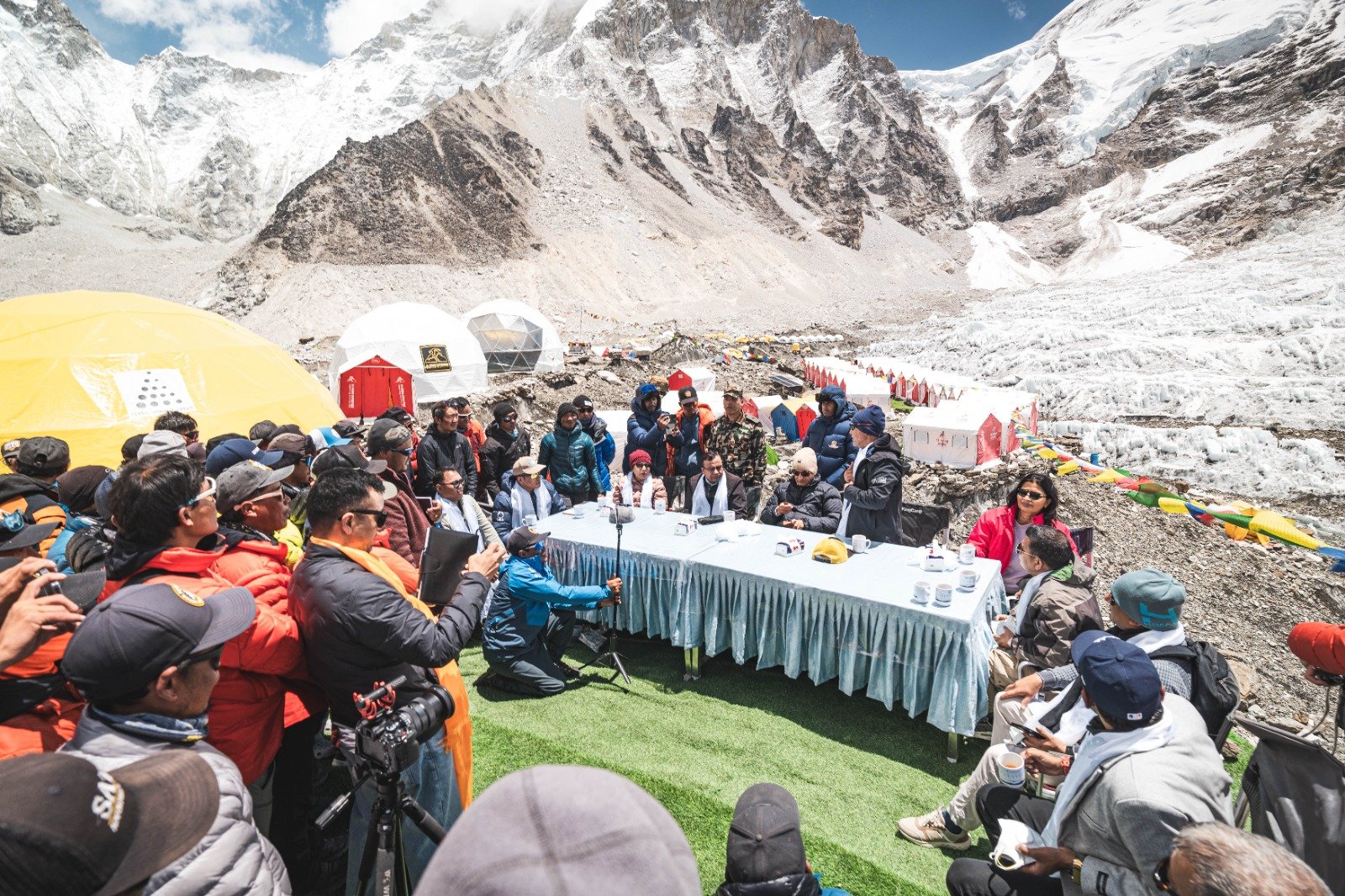 सगरमाथा आधारशिविरमा विशेष संवाद : गृहमन्त्री लेखक र प्रर्यटनमन्त्री पाण्डेलाई १६ बुँदे ध्यानाकर्षण