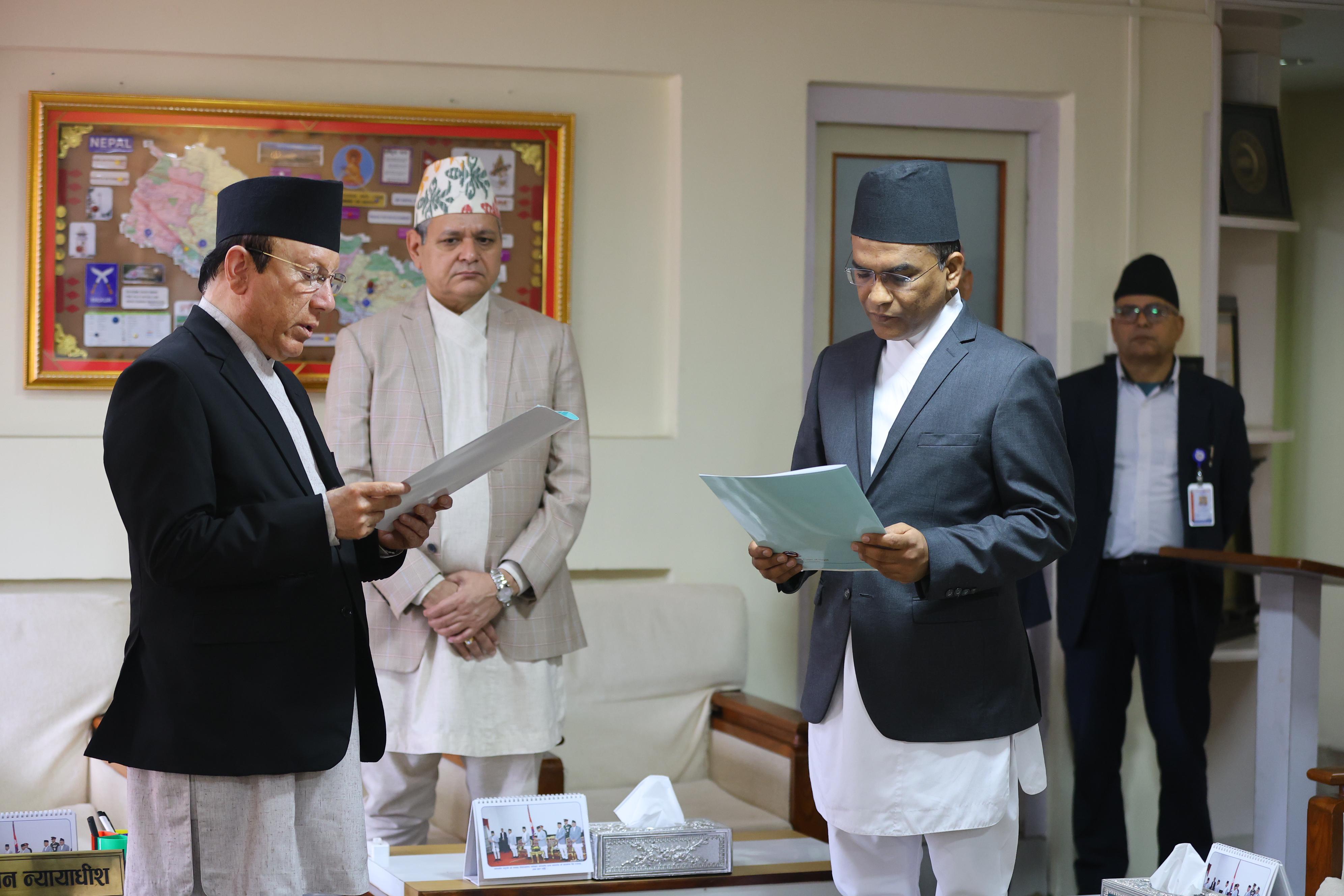गभर्नरले शपथ लिएकै दिन घट्यो सेयर बजार