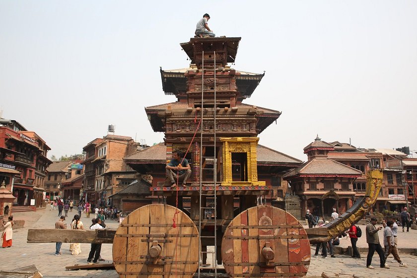   भक्तपुर बिस्केट जात्राका लागि रथ निर्माण कार्य अन्तिम चरणमा (तस्बिरहरू)