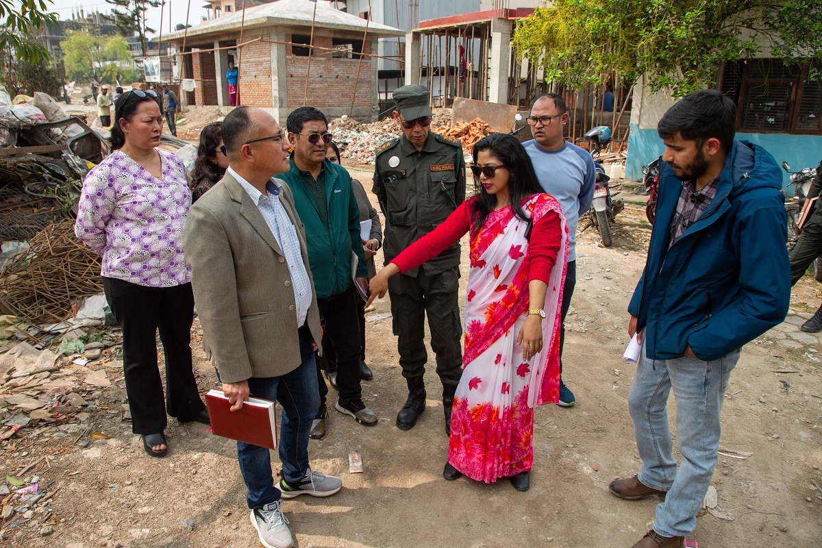   सोलारसहितका बस बिसौनीका विज्ञापन सामग्री हटाउन थालियो